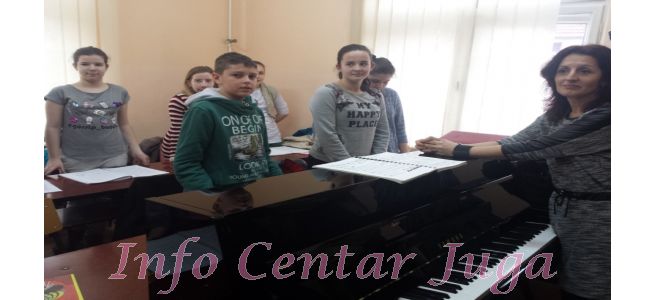 Leskovac: Muzička škola dobila je od grada na poklon klavir, vredan oko 400.000 dinara