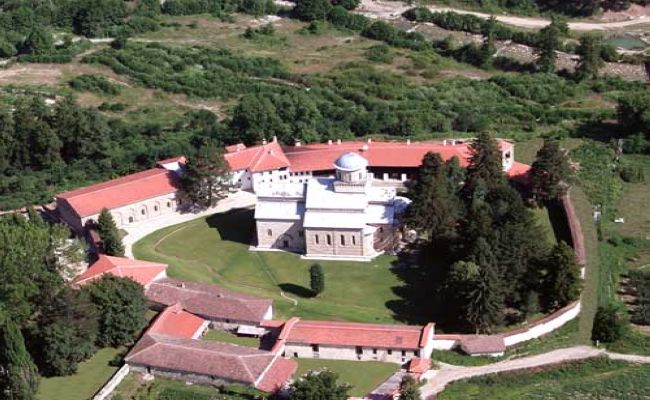 Manastiru Visoki Dečani potvrđeno vlasništvo nad zemljom