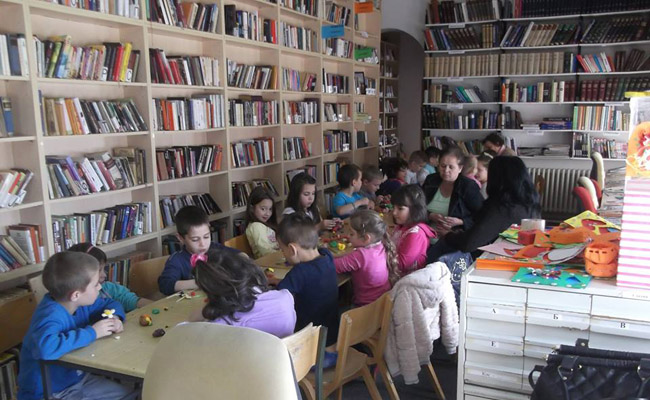 Radionice za decu tokom leta u biblioteci u Medveđi