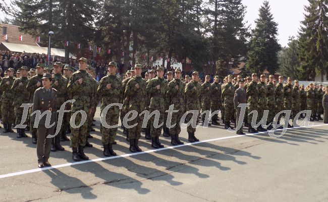 U stroju Vojske Srbije 300 profesionalnih vojnika do kraja ove godine, naredne jos 1.500 vojnika