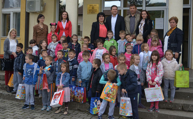 Predškolci iz Medveđe posetili predsednika i policiju