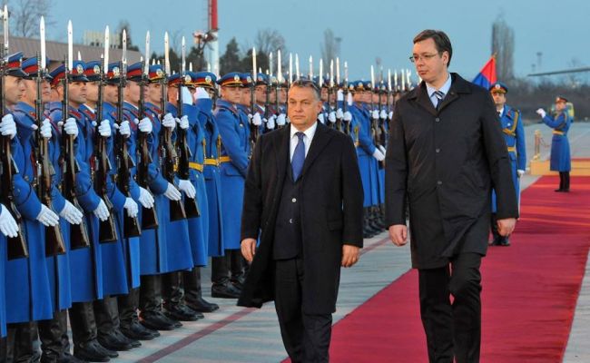 Premijer Srbije svečano dočekao premijera Mađarske
