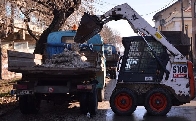 U Leskovcu radnici komunalnih preduzeća organizovali akciju čišćenja preostalog snega