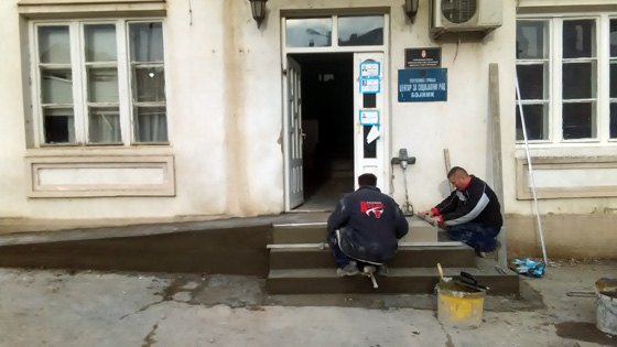 Opština Bojnik finansirala izgradnju pristupne rampe za invalide na ulazu u staru zgradu opštine