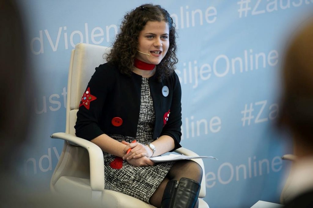 Bojana Sholaja – „Interneti duhet  të jetë një mjet përmes të cilit fëmijët bëhen  njerëz human ,jo  e kundërta ‘