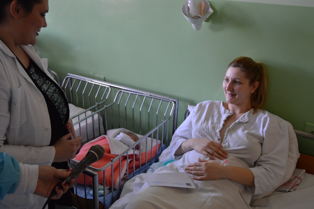 Uručeni vaučeri za deset prvorođenih beba u Leskovcu