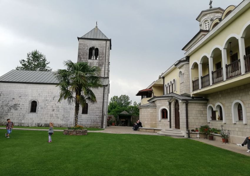 Manastir Ždrebaonik – Pitoma oaza usred krša i kamena