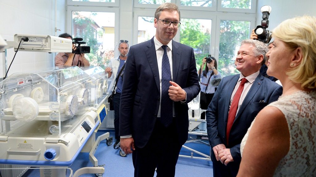 Vučić obišao obnovljeno porodilište u Aleksincu