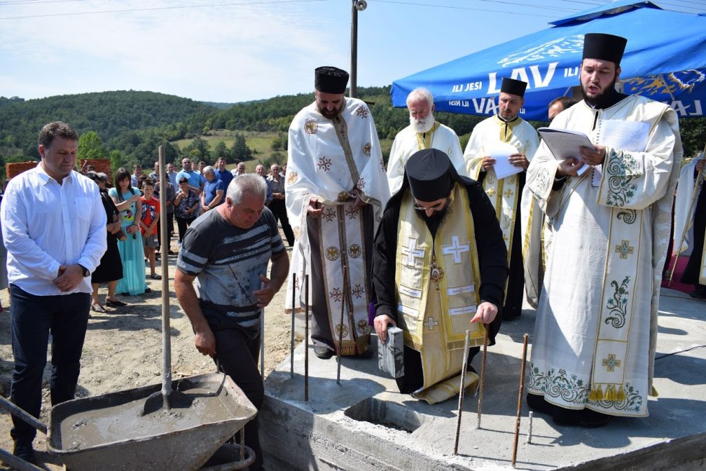 (VIDEO SNIMAK) Vladika niški Arsenije osvetio je temelje novog hrama u selu Gazdare