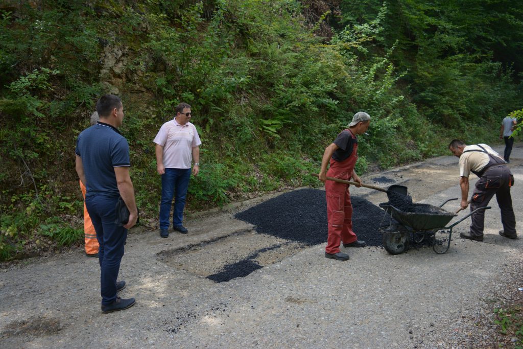 U toku je sanacija lokalnih puteva u Medveđi