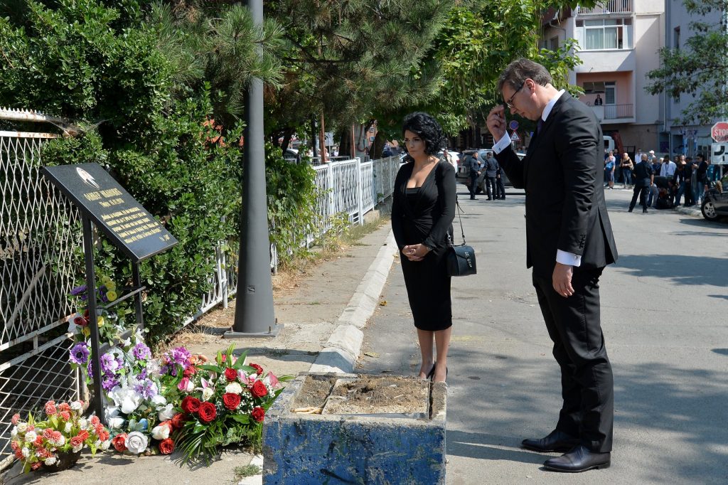 Vučić položio cveće na mesto ubistva Olivera Ivanovića