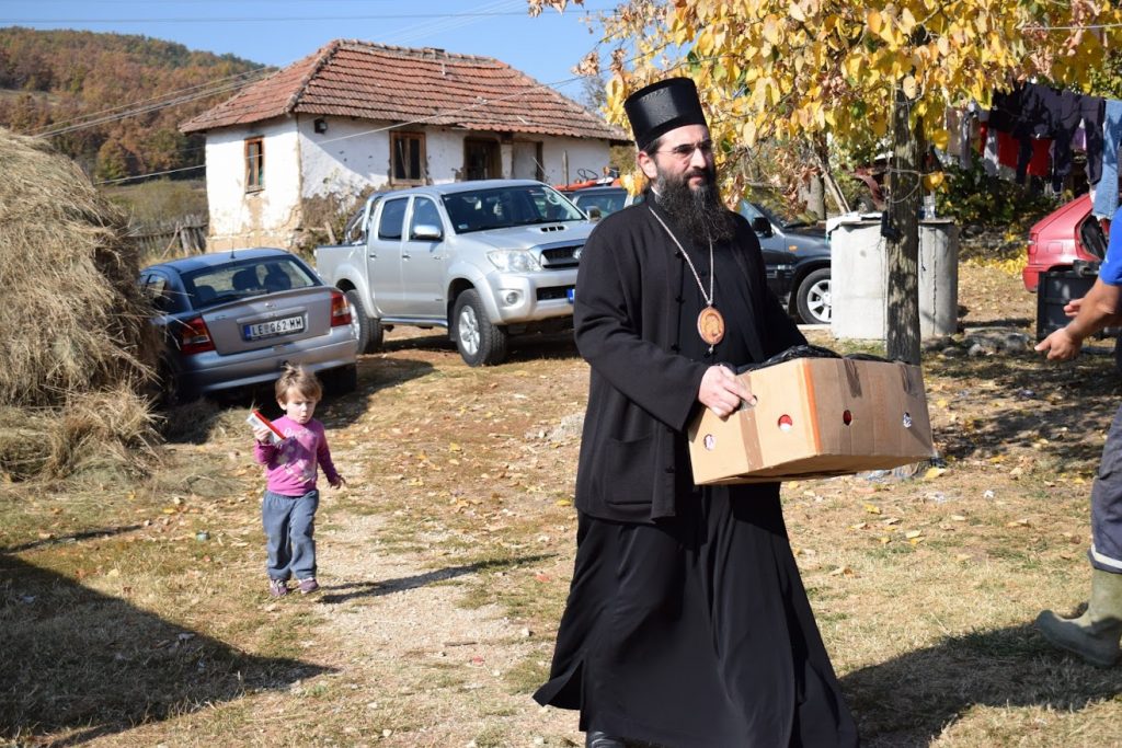 Episkop niški Arsenije darivao poklonima višedetne porodice u opštini Medveđa