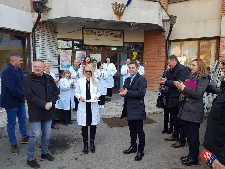LEPOSAVIĆ: Todić i Milojević uručili ključeve sanitetskih vozila i dva EKG aparata Domu zdravlja