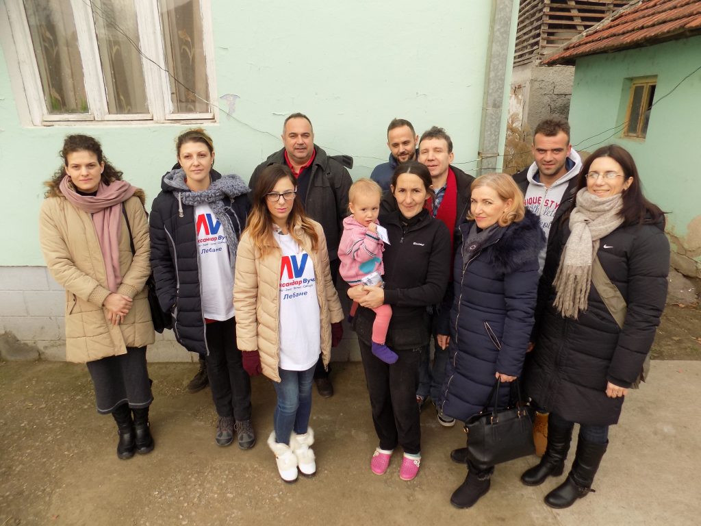 LEBANE: Aktiv žena SNS-a uručio pomoć porodici Cvetković u Cekavici