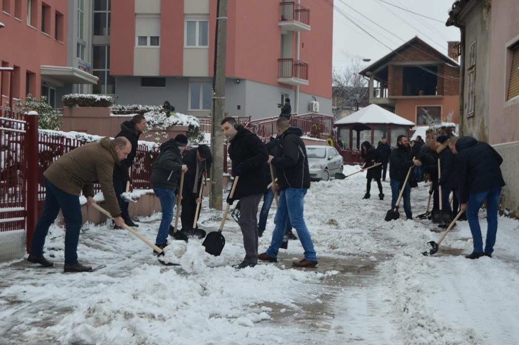 Volonteri očistili sneg ispred Gerontološkog centra
