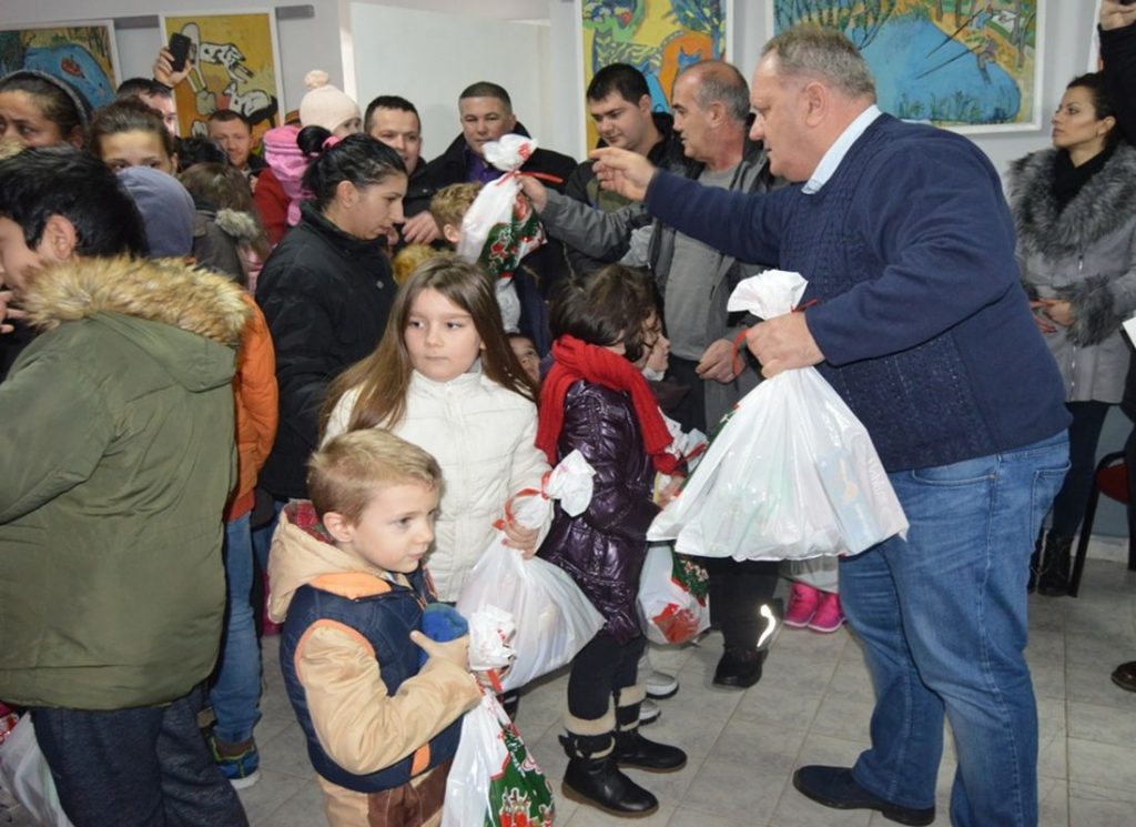 LESKOVAC: Akcija podele paketića mališanima nastavljena u Grdelici, Predejanu, Pečenjevcu i Brestovcu