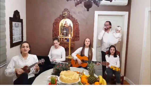 Sveštenik iz Leposavića sa svojim ćerkama peva Bogomladencu