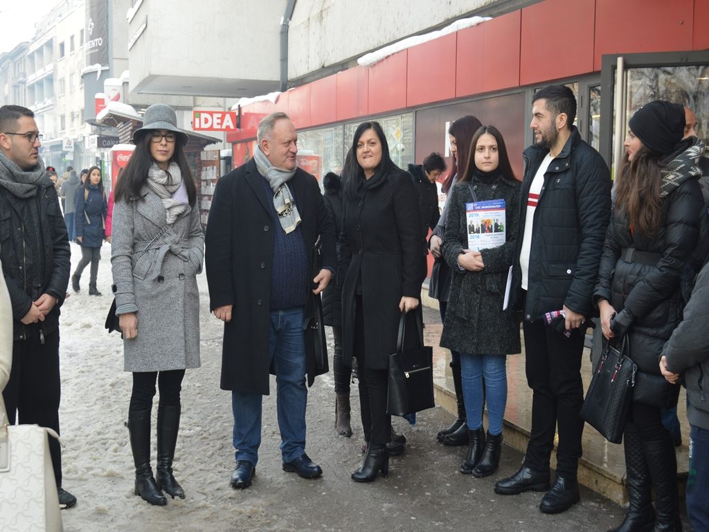 LESKOVAC: Omladina Gradskog odbora Srpske napredne stranke u centru grada predstavila je i podelila novi broj Glasnika Srpske napredne stranke