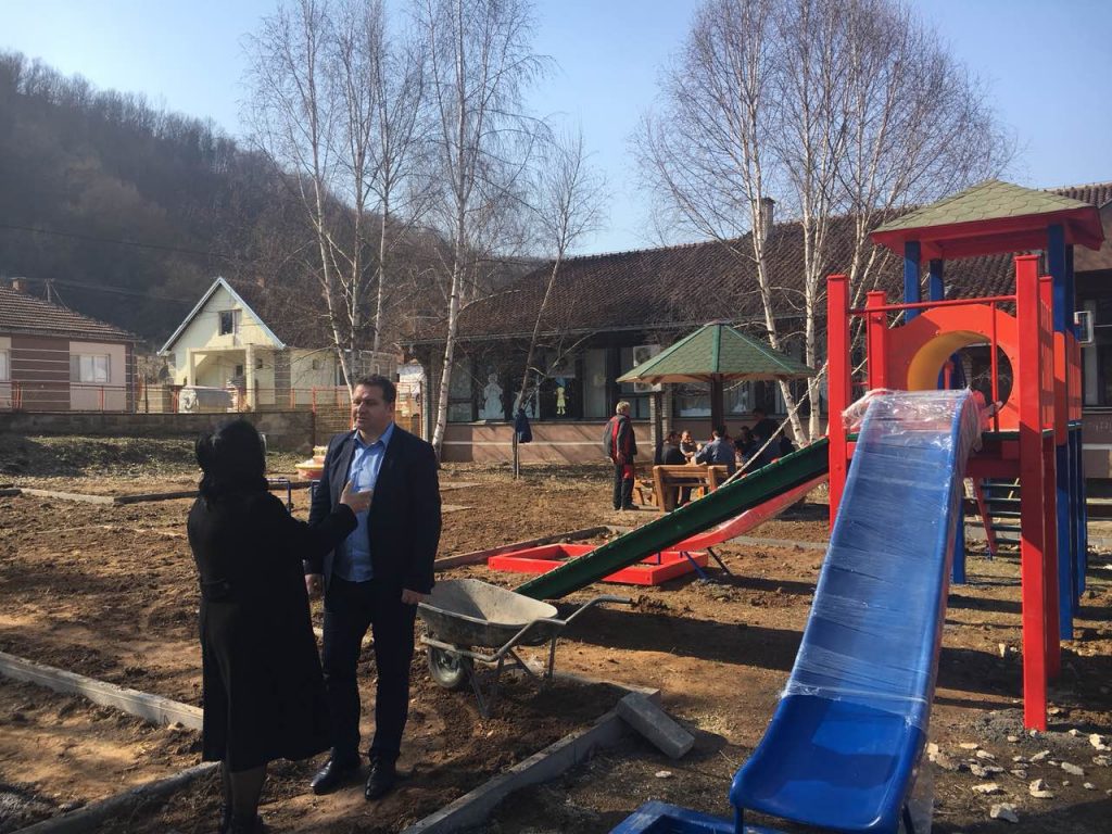 Arsić obišao radove na završetku uređenja igrališta i postavljanju mobilijara u dvorištu predškolske ustanove „Mladost“