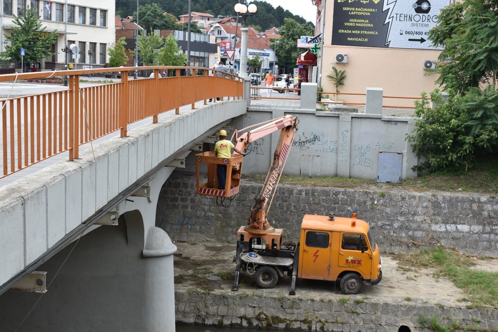 Cvetanović obišao radove na sanaciji i osvetljenju mostova