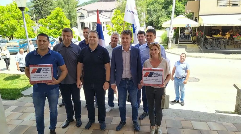 Predstavnici liste „Aleksandar Vučić – Zato što volimo Medveđu“, prvi predali potpise za predstojeće redovne lokalne izbore