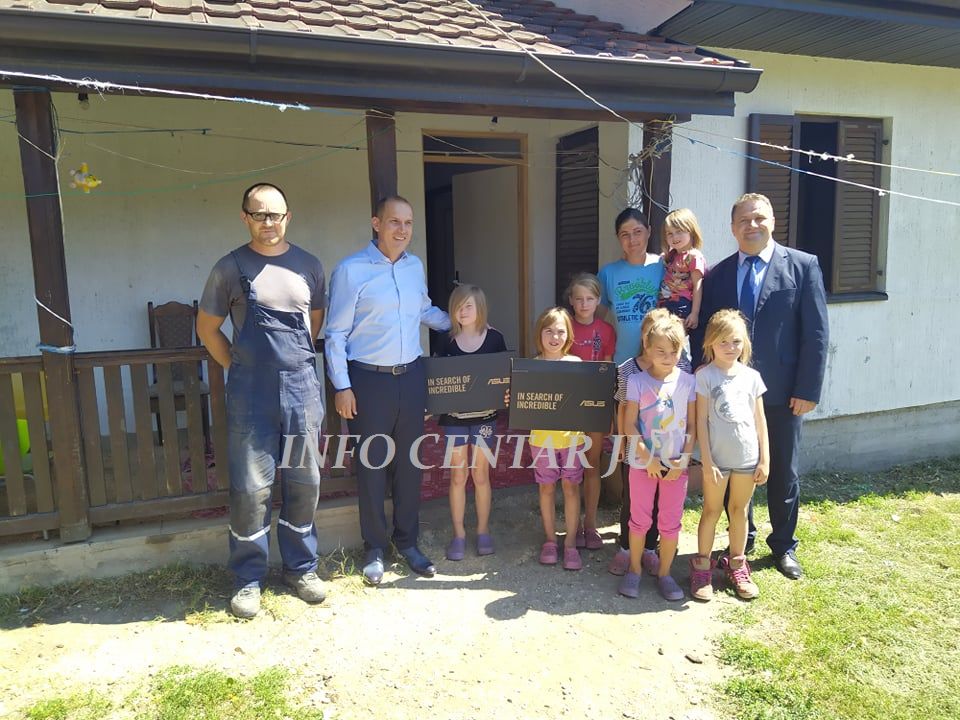 Ministar Lončar poklonio 2 lap topa porodici u selu Gazdaru koja ima sedmoro dece