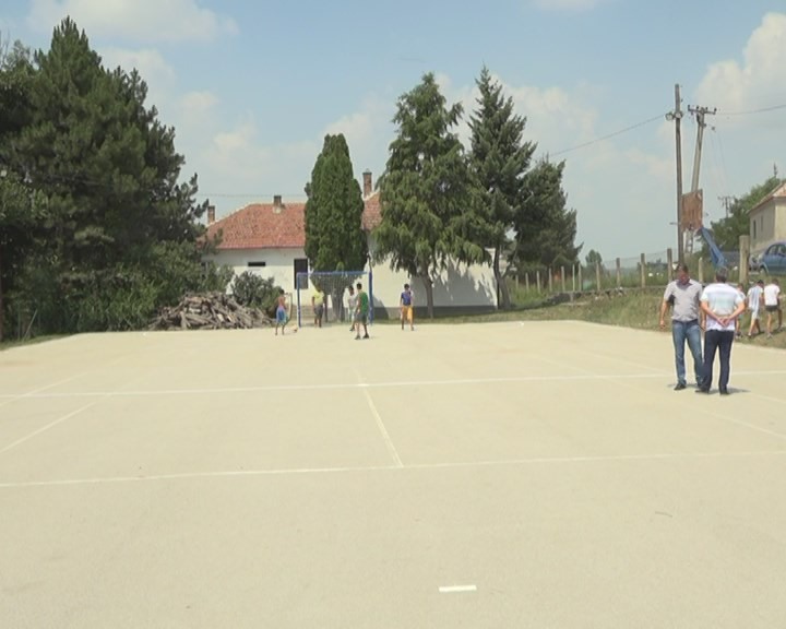 Nenadović obišao radove na uređenju terena za mali fudbal u Stubli