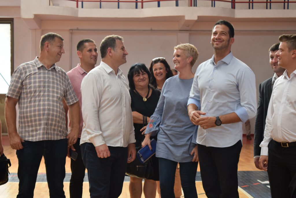 Ministar Udovičić obišao sportsku halu, Tehničku školu “Nikola Tesla”, i škole u Lecu i Gazdaru