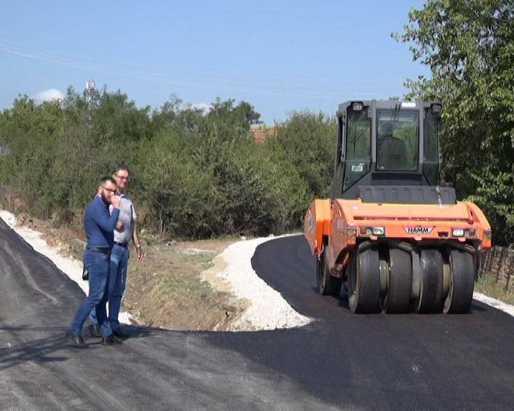 Nenadović sa saradnicima obišao radove na izgradnji puta kroz Gornje Brijanje koji se privode kraju