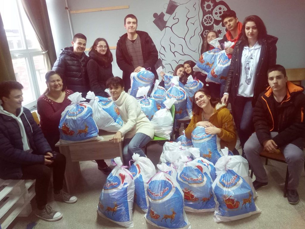 DECA ZA PONOS Gimnazijalci iz Lebana kupili paketiće za 32 deteta