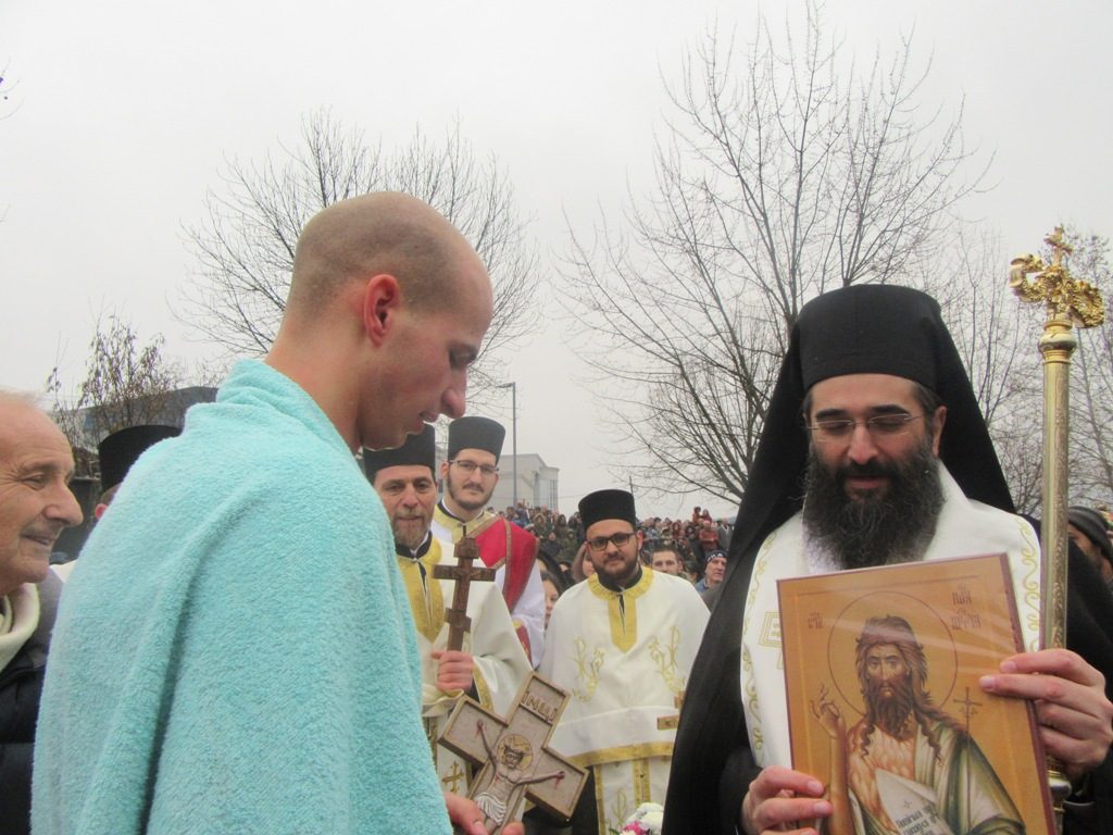 U Vlasotincu potporučnik Vojske Srbije pobednik plivanja za Časni krst