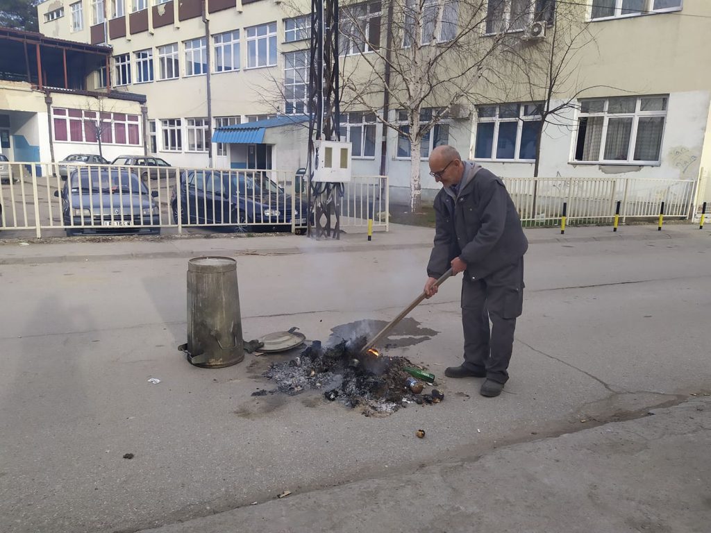 Izrevoltiran činjenicom da radnici PWW u Lebanu ne odnose smeće iz njegovog dvorišta isto zapalio nasred ulice