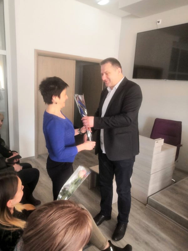 Arsić čestitao praznik žena a damama iz lokalne samouprave uručio po cvet