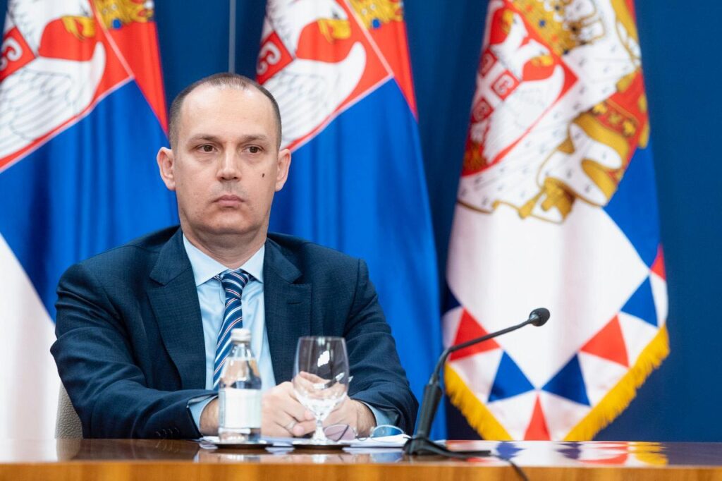Ministar zdravlja dr Zlatibor Lončar svakoga dana u periodu od 19 do 21 časova razgovaraće sa građanima, putem telefona