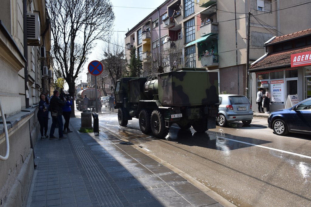 Vojska Srbije pomaže u dezinfekciji javnih površina u Leskovcu