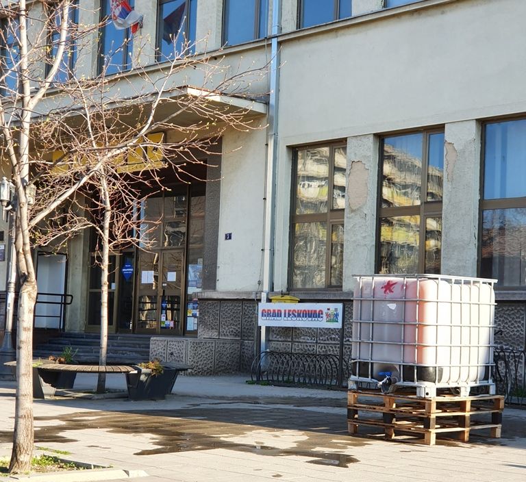Kanisteri sa rastvorom natrijum hipohlorita postavljeni ispred Pošte i Leskovačkog kulturnog centra
