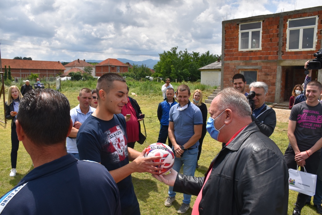 Cvetanović fudbalerima u Velikom Trnjanu uručio poklone i čestitao prelazak u međuopštinsku ligu