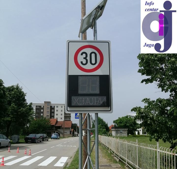 Leskovac izdvojio 15 miliona za vertikalnu i horizontalnu signalizaciju – Prvi signalizacioni panel postavljen u Dubočici