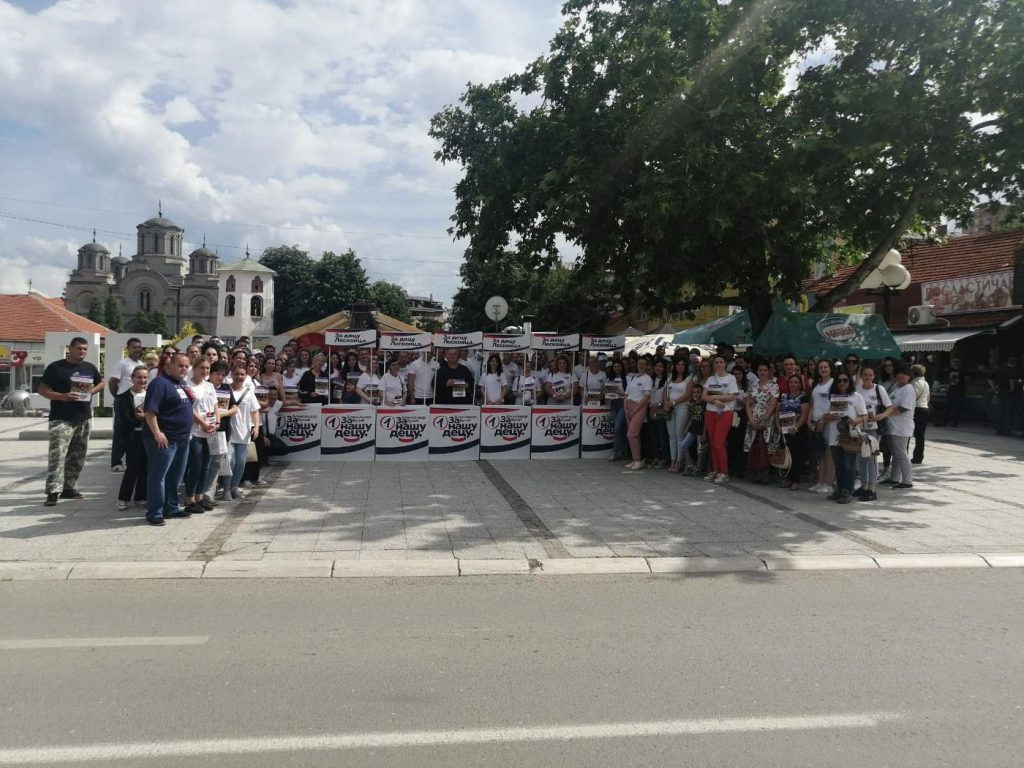 Aktivisti Srpske napredne stranke danas u Leskovcu predstavili najnoviji broj SNS – Informatora
