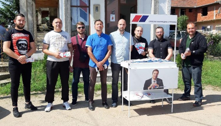 Aktivisti Srpske napredne stranke u Bojniku danas razgovarali sa građanima i delili flajere
