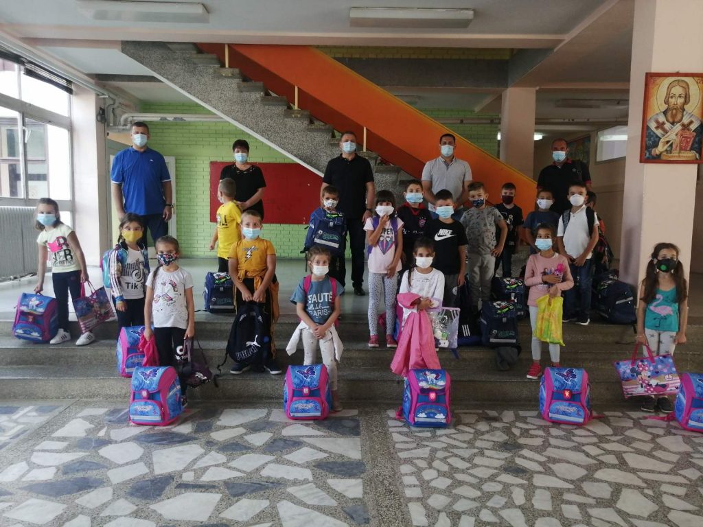 U Medveđi 50 đaka prvaka dobilo školske torbe i pribor za školu