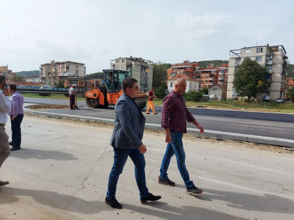 Predsednik Bogdanović sa saradnicima danas obišao radove na asfaltiranju parking prostora u Lebanu
