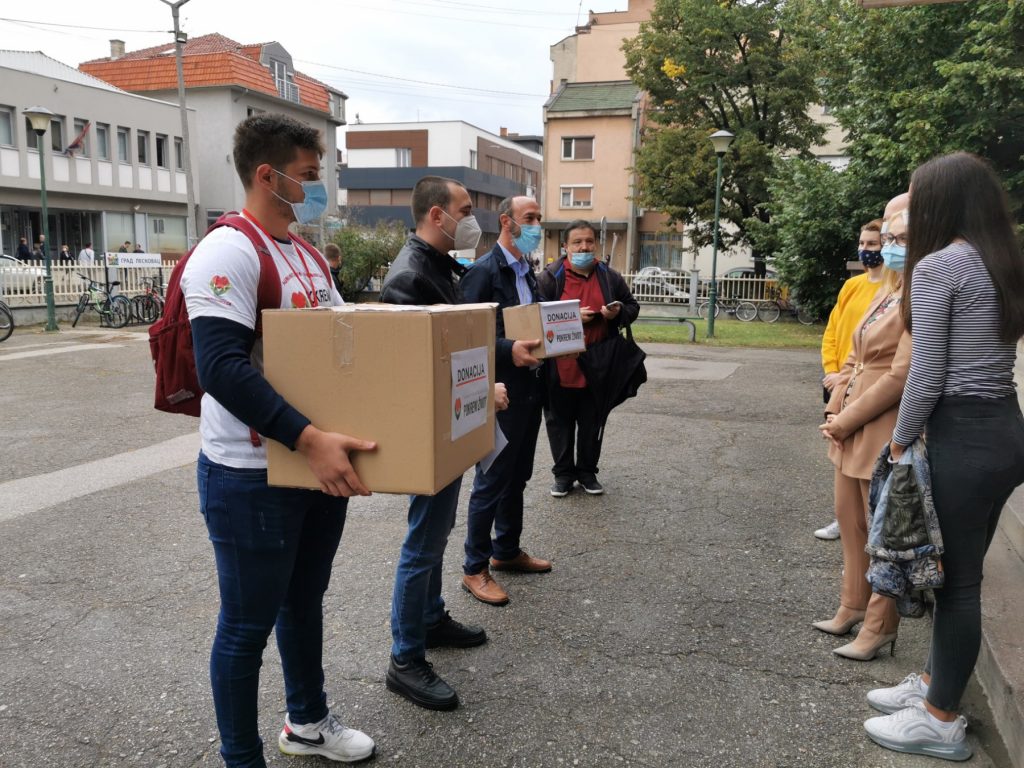 Podela zaštitnih troslojnih maski i dezinfekcionih sredstava Gimnaziji u Leskovcu