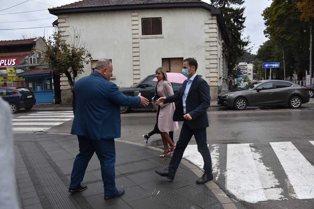 Ministar finansija Siniša Mali sa svojim saradnicima danas na radnom sastanku u Leskovcu