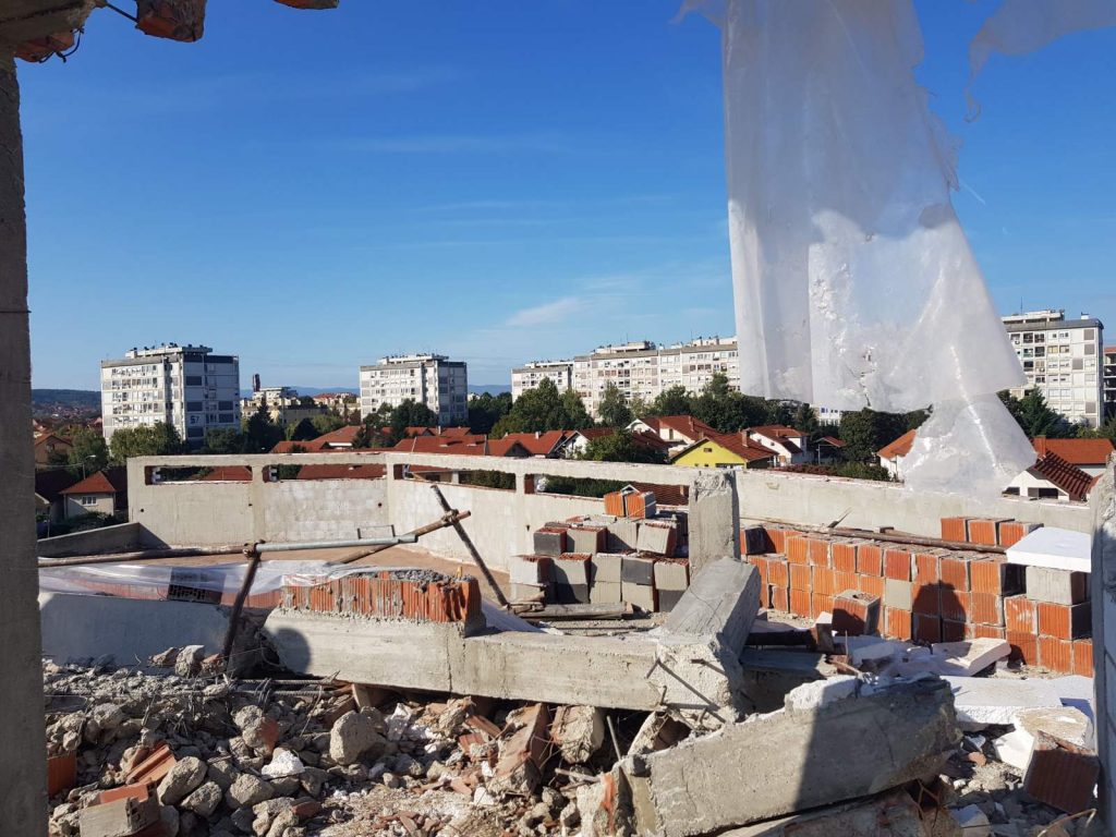 Vanredni inspekcijski nadzor naložio rušenje na dogradnji poslovnog objekta u Leskovcu