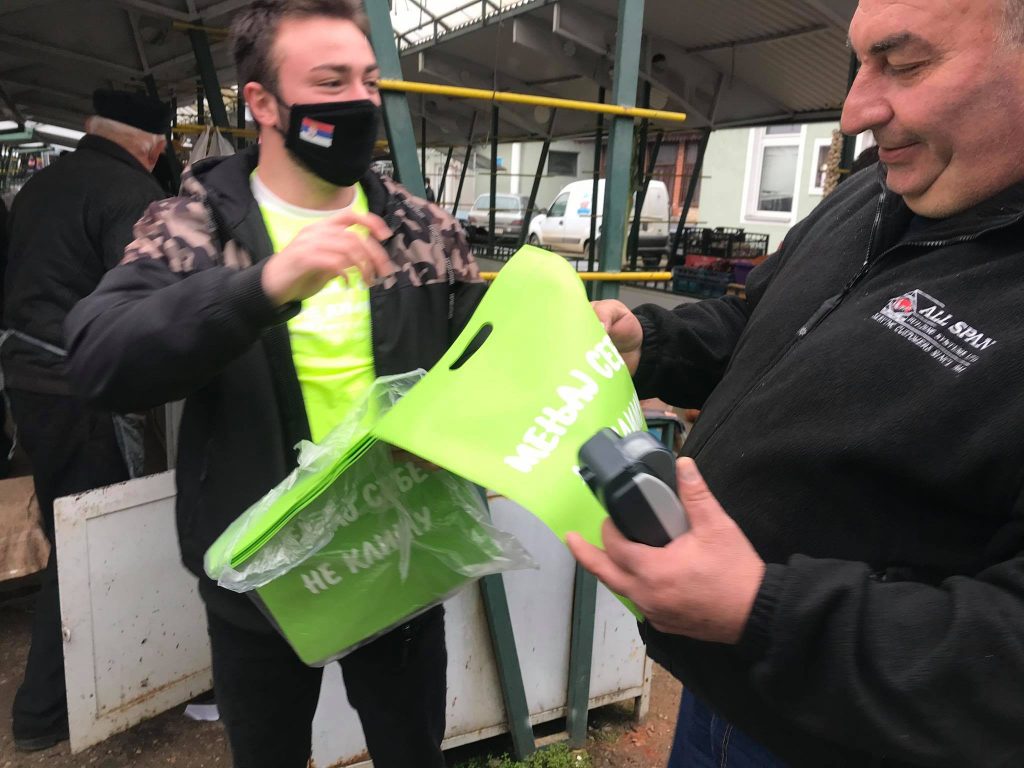 Aktivisti udruženja „Pokret mladih snaga“ delili biorazgradive ceger torbe u Lebanu