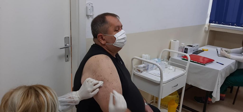 Počela vakcinacija u Medveđi, prvi se vakcinisao direktor Doma zdravlja dr Dragan Anđelković