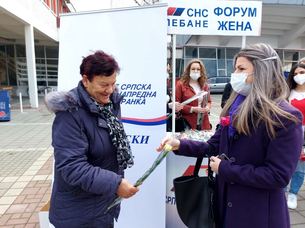 Forum žena SNS-a u Lebanu organizovao tradicionalnu podelu cveća povodom 8. marta