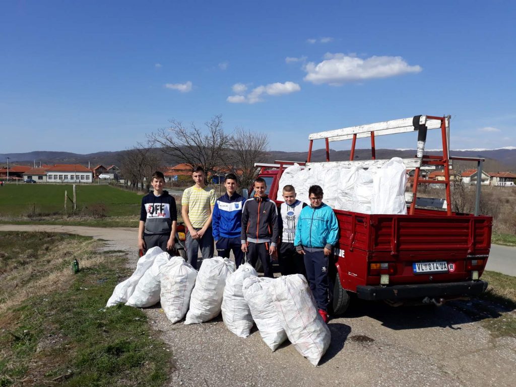 Osnovci iz Batulovca očistili selo od smeća