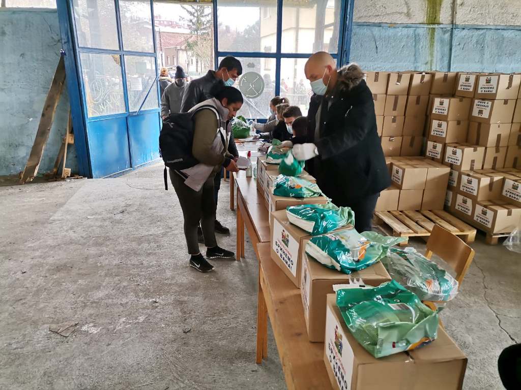 Korisnicima socijalne pomoći iz naselja Slavko Zlatanović i Podvorce u Leskovcu danas se dele paketi pomoći